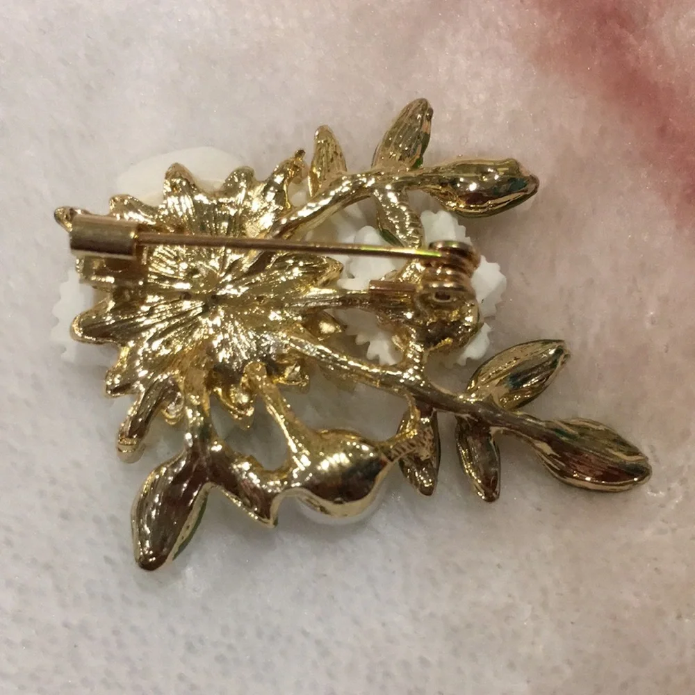 Flower Fashion  Pin Brooch NWT Faux Pearl 2x1.5” Gold Toned Metal Alloy - Picture 5 of 11